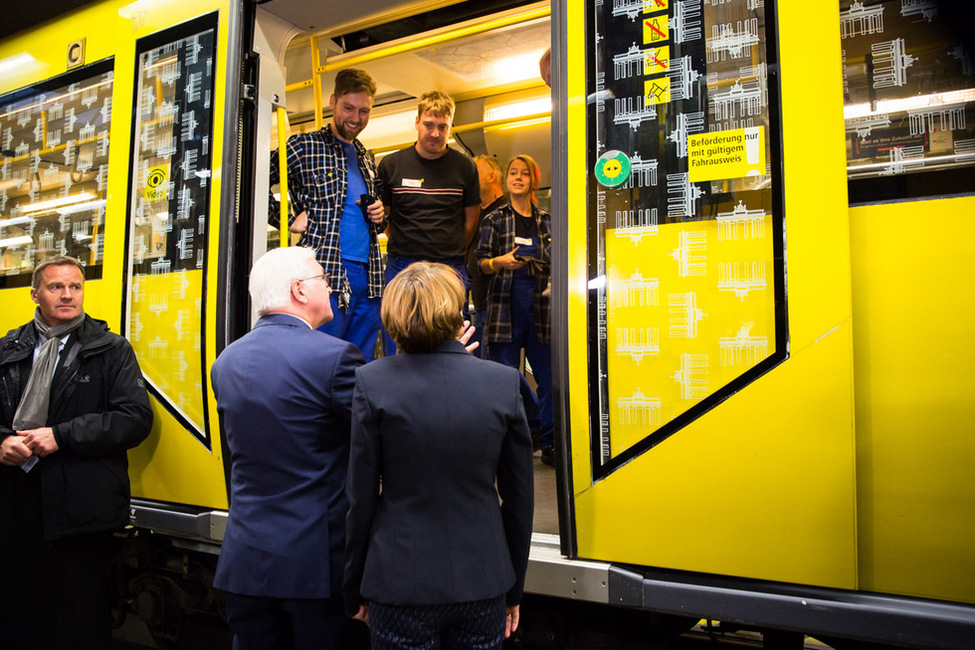 Bundespräsident Frank-Walter Steinmeier und Elke Büdenbender beim Austausch mit Mitarbeiterinnen und Mitarbeitern der BVG U-Bahn Betriebswerkstatt anlässlich seines Antrittsbesuch im Land Berlin