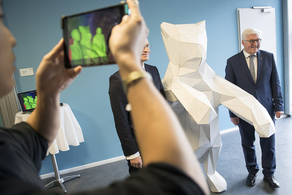 Bundespräsident Frank-Walter Steinmeier bei der Vorstellung eines 3D Scans im Rahmen der 'Fab Labs' als Innovationsplattform auf dem Bötzow-Areal anlässlich des Antrittsbesuchs im Land Berlin