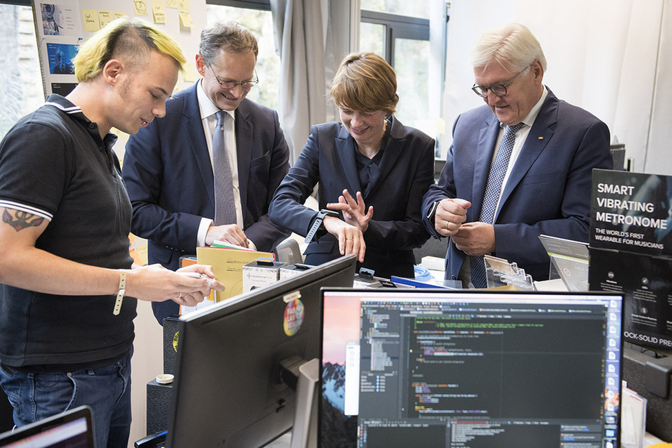 Bundespräsident Frank-Walter Steinmeier und Elke Büdenbender bei der Vorstellung des Sart Ups 'Soundbrenner' im Rahmen der 'Fab Labs' als Innovationsplattform auf dem Bötzow-Areal anlässlich des Antrittsbesuchs im Land Berlin