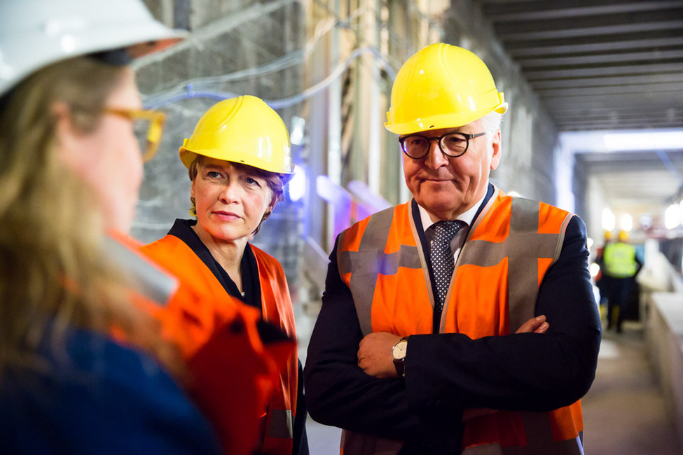 Bundespräsident Frank-Walter Steinmeier und Elke Büdenbender bei der Führung durch die neue Kehranlage und den zukünftigen Bahnhof 'Rotes Rathaus' anlässlich seines Antrittsbesuch im Land Berlin