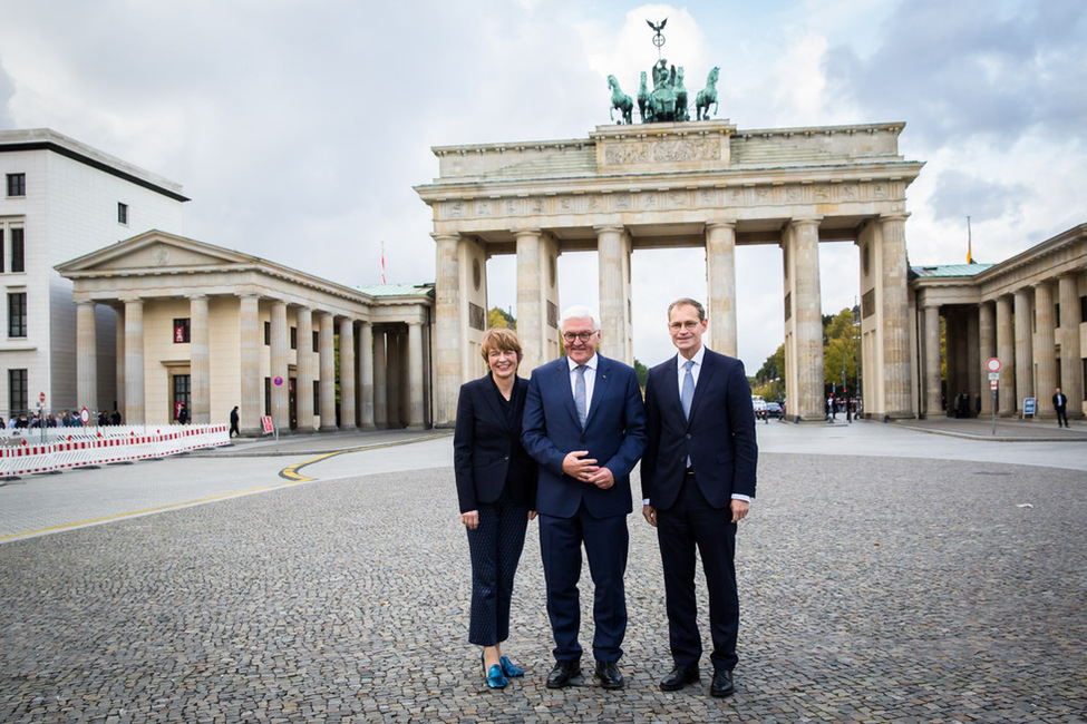 Bundespräsident Frank-Walter Steinmeier und Elke Büdenbender beim Gang durch das Brandenburger Tor gemeinsam mit dem Regierenden Bürgermeister Michael Müller anlässlich des Antrittsbesuchs im Land Berlin