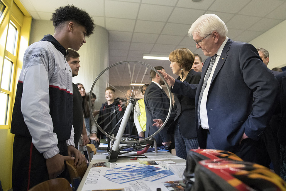 Bundespräsident Frank-Walter Steinmeier und Elke Büdenbender beim Austausch mit Schülerinnen und Schülern der Rad AG der Gemeinschafts- und Staatliche Europaschule 'Carl-von-Ossietzky-Schule' anlässlich des Antrittsbesuchs im Land Berlin