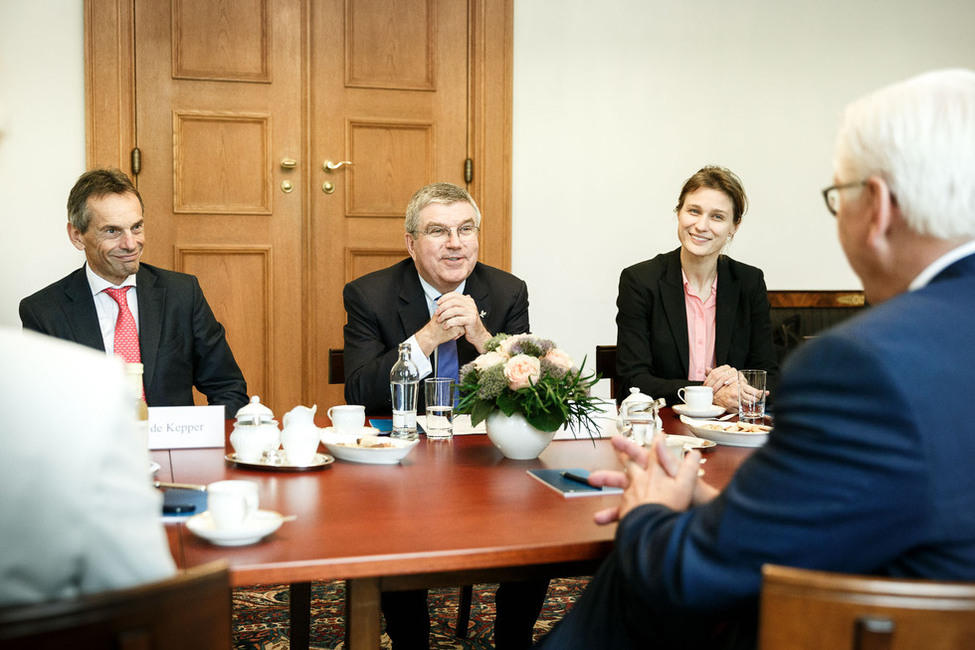 Bundespräsident Frank-Walter Steinmeier beim Gespräch mit dem Präsidenten des Internationalen Olympischen Komitees, Thomas Bach, und seiner Delegation im Gartensalon von Schloss Bellevue 
