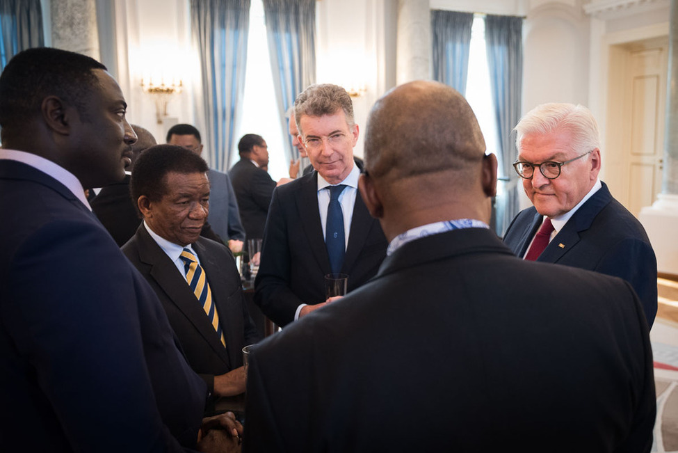 Bundespräsident Frank-Walter Steinmeier im Gespräch mit VN-Botschaftern aus afrikanischen Staaten südlich der Sahara im Langhanssaal von Schloss Bellevue 