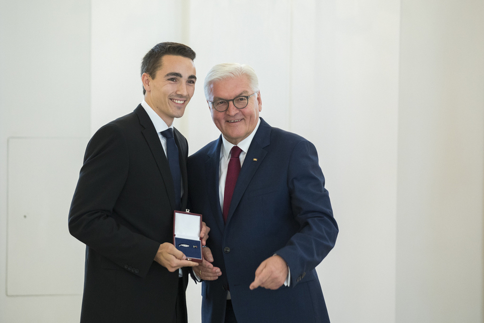 Bundespräsident Frank-Walter Steinmeier bei der Übergabe des Silbernen Lorbeerblatts an Tim Albrecht der Faustball Herren-National anlässlich der Verleihung des Silbernen Lorbeerblatts in Schloss Bellevue 