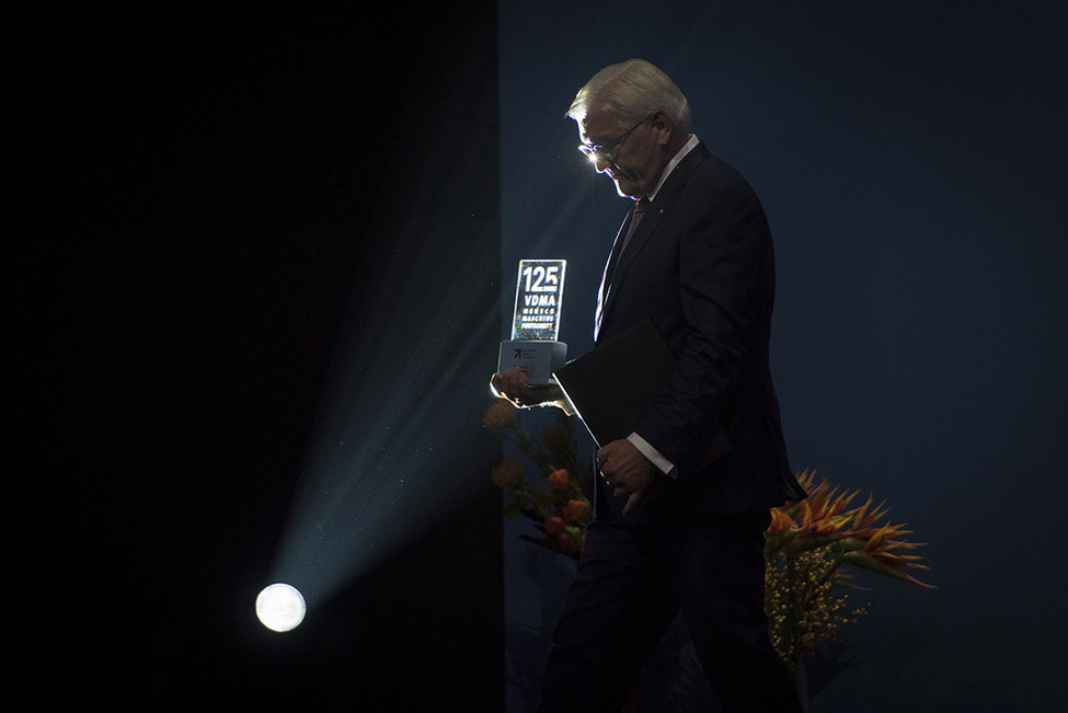 Bundespräsident Frank-Walter Steinmeier verlässt nach seiner Ansprache anlässlich der Jubiläumsveranstaltung '125 Jahre Verband Deutscher Maschinen- und Anlagenbau' in der Messe Berlin die Bühne 