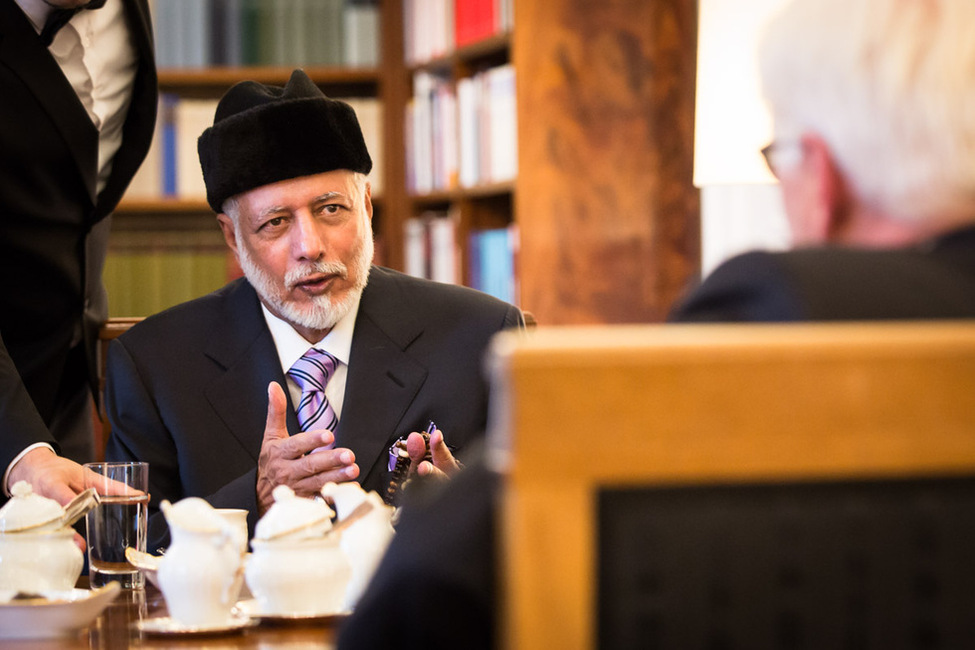 Bundespräsident Frank-Walter Steinmeier beim Austausch mit Youssef bin Allawi, Außenminister aus dem Oman, im Amtszimmer von Schloss Bellevue 