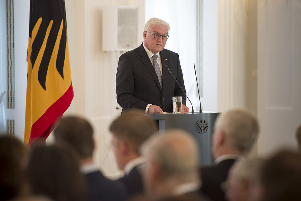 Bundespräsident Frank-Walter Steinmeier hält eine Ansprache bei der Veranstaltung 'Die Freiheit verteidigen, die Demokratie stärken – eine bleibende Herausforderung' zum 40. Todestag von Hanns Martin Schleyer im Großen Saal von Schloss Bellevue 