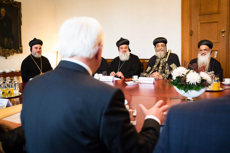Bundespräsident Frank-Walter Steinmeier im Austausch mit den altorientalischen Patriarchen im Gartensalon von Schloss Bellevue 