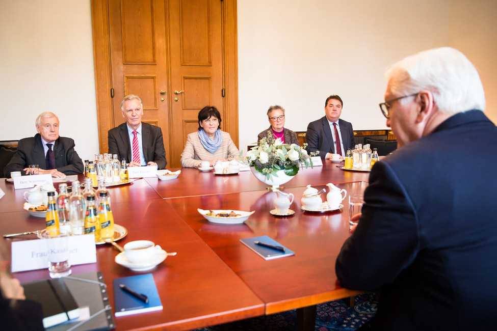 Bundespräsident Frank-Walter Steinmeier im Austausch mit den Mitgliedern des Geschäftsführenden Bundesvorstands des Weissen Ring e. V.