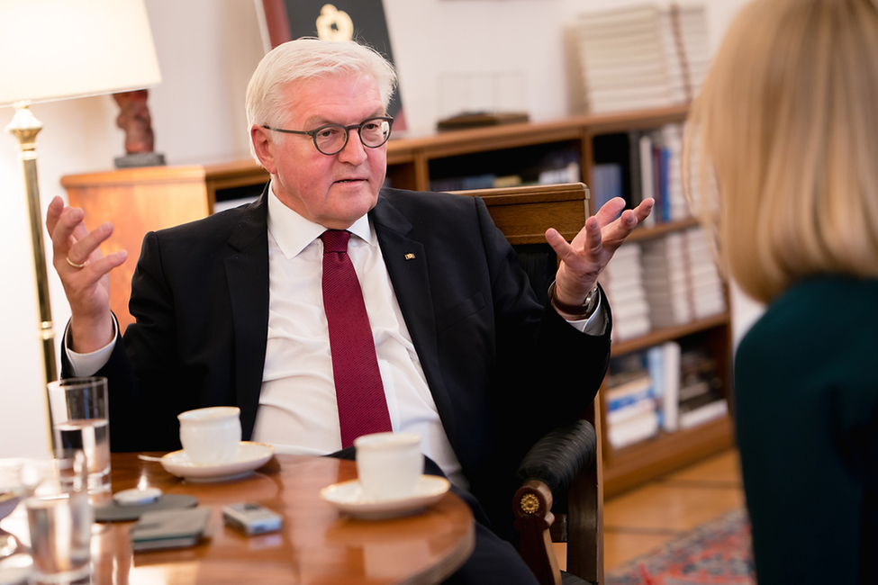 Bundespräsident Frank-Walter Steinmeier im Interview mit Galina Dudina von der russischen Tageszeitung Kommersant im Arbeitszimmer von Schloss Bellevue