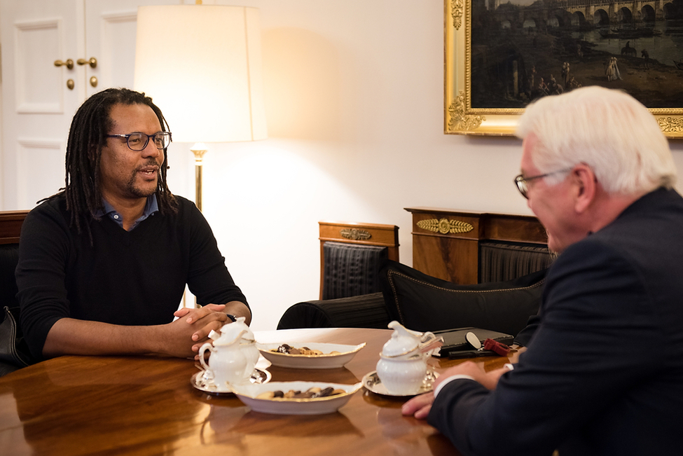 Bundespräsident Frank-Walter Steinmeier im Gespräch mit dem US-amerikanischen Schriftsteller Colson Whitehead im Amtszimmer anlässlich der Reihe 'Begegnungen in Bellevue' in Schloss Bellevue