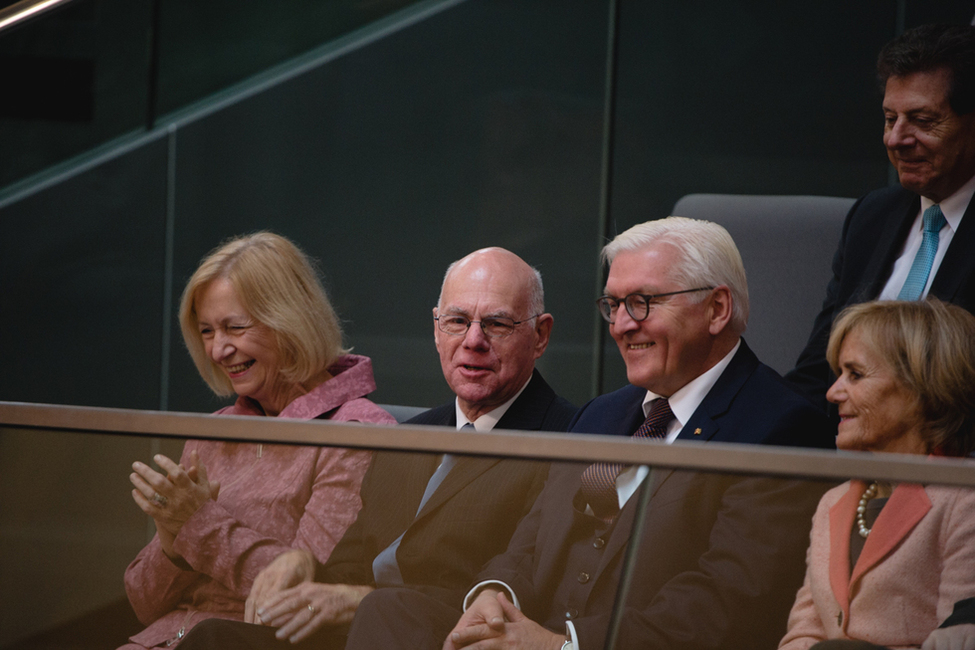 Bundespräsident Frank-Walter Steinmeier im Gespräch mit dem ehemaligen Präsidenten des Deutschen Bundestages, Norbert Lammert, zu Beginn der konstituierenden Sitzung des 19. Deutschen Bundestages  