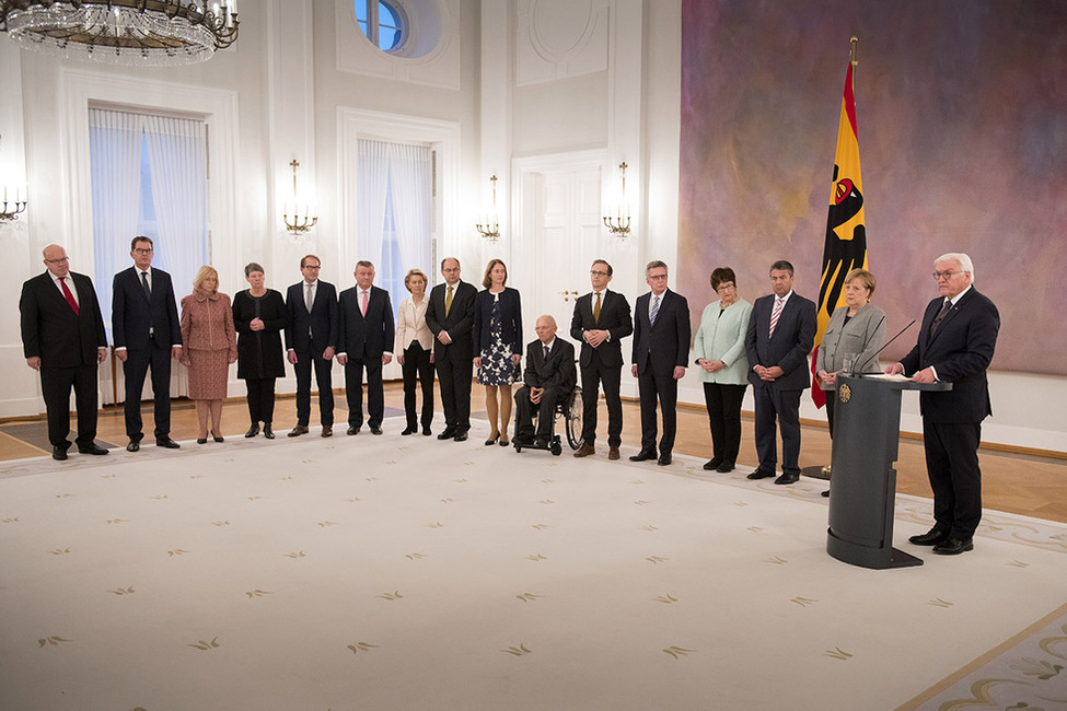 Bundespräsident Frank-Walter Steinmeier hält eine Ansprache vor der Aushändigung der Entlassungsurkunden an die Bundeskanzlerin und an die Bundesministerinnen und Bundesminister 