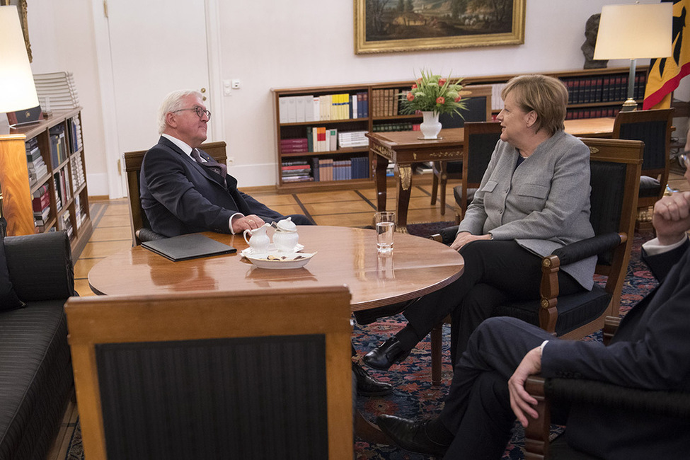 Bundespräsident Frank-Walter Steinmeier im Gespräch mit Bundeskanzlerin Angela Merkel