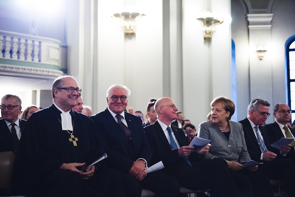 Bundespräsident Frank-Walter Steinmeier nimmt am ökumenischen Gottesdienst anlässlich der konstituierenden Sitzung des 19. Deutschen Bundestages in der Französische Friedrichstadtkirche in Berlin teil