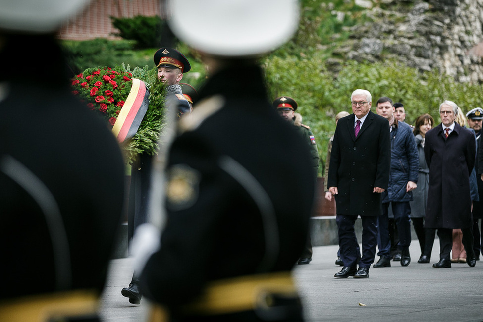 Bundespräsident Frank-Walter Steinmeier auf dem Weg zur Kranzniederlegung am Grab des unbekannten Soldaten