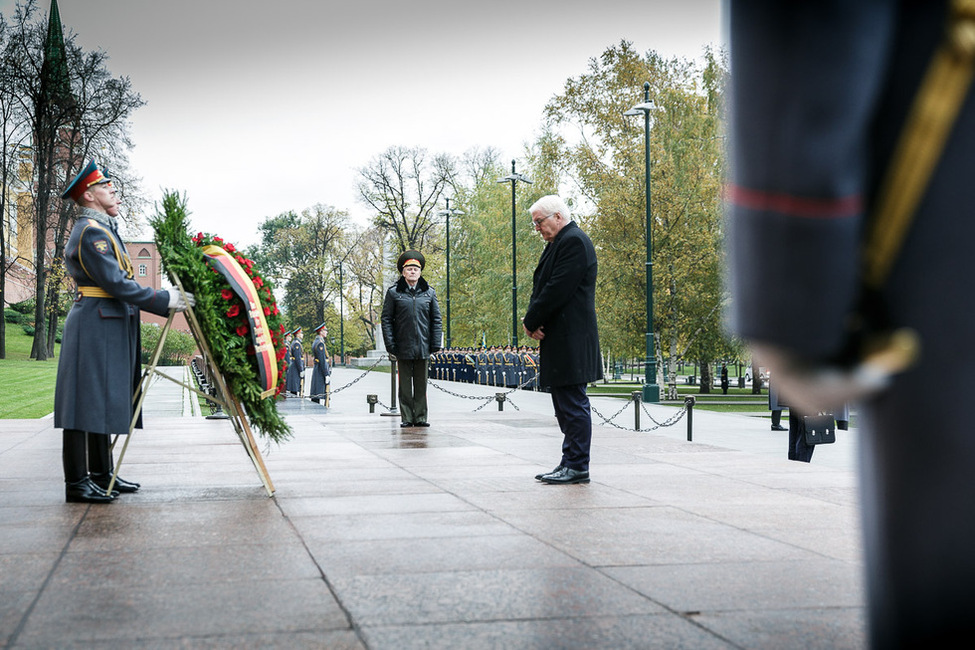 Bundespräsident Frank-Walter Steinmeier bei der Kranzniederlegung am Grab des unbekannten Soldaten in Moskau 