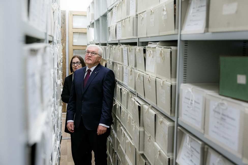 Bundespräsident Frank-Walter Steinmeier beim Besuch des Archivs des Menschenrechtszentrums "Memorial" anlässlich seiner Reise nach Moskau 