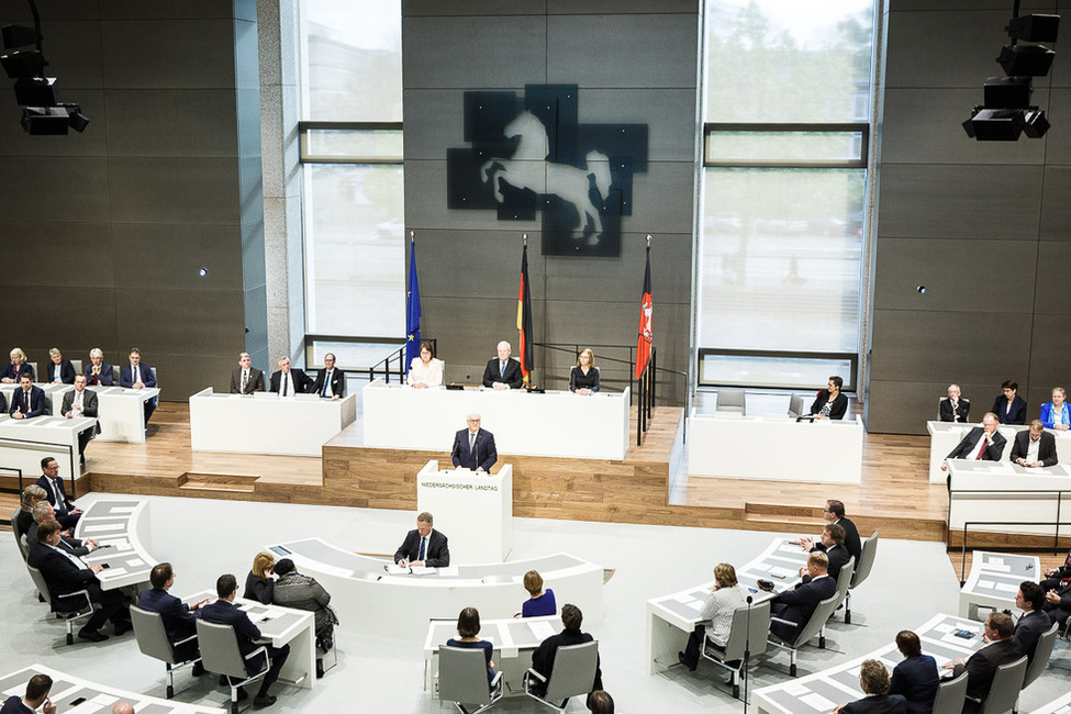 Bundespräsident Frank-Walter Steinmeier hält eine Ansprache beim Festakt zur Einweihung des neuen Plenarsaals im Landtag Niedersachsen in Hannover