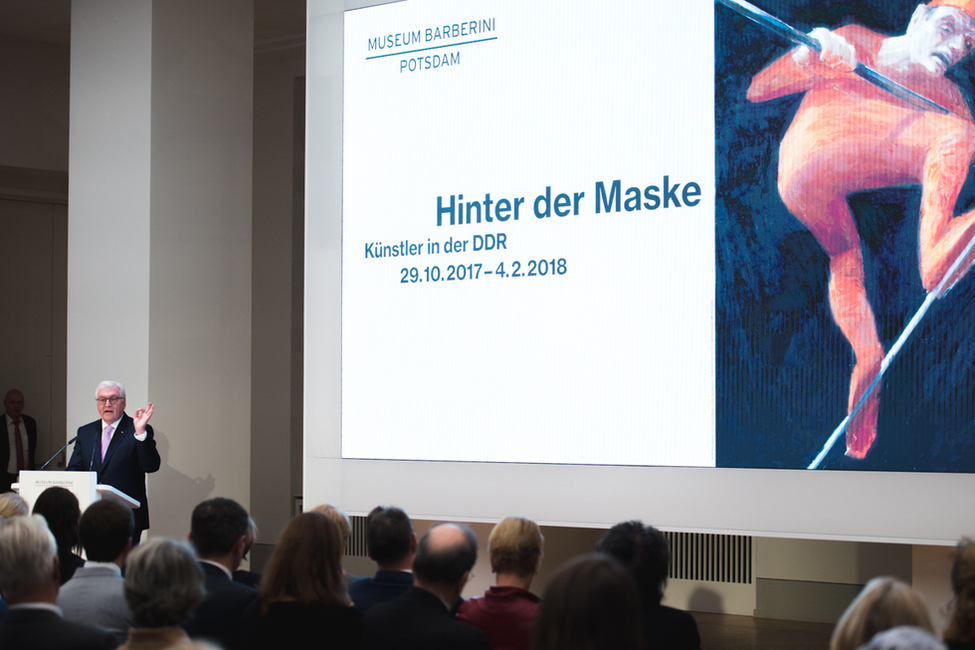 Bundespräsident Frank-Walter Steinmeier hält eine Ansprache im Auditorium vom Museum Barberini in Potsdam bei der Ausstellungseröffnung 'Hinter der Maske. Künstler in der DDR'