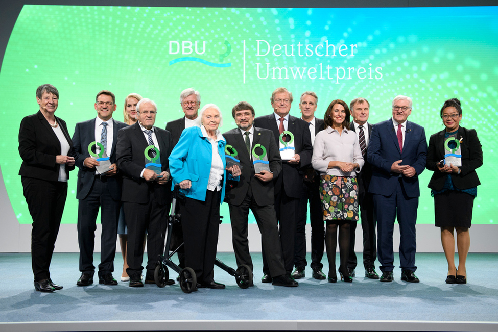 Bundespräsident Frank-Walter Steinmeier auf der Bühne mit allen Preisträgern bei der Verleihung des Deutschen Umweltpreises 2017 in der Stadthalle Braunschweig 