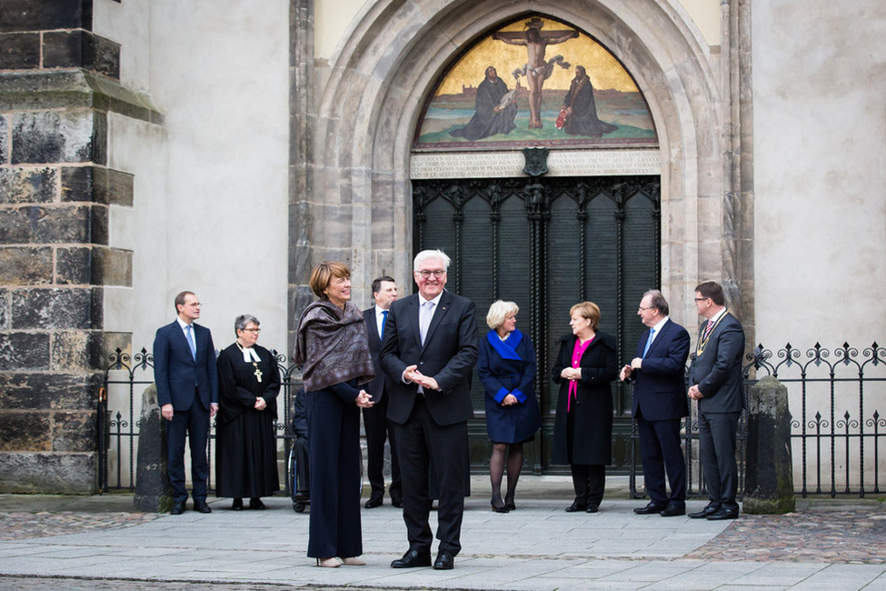 Bundespräsident Frank-Walter Steinmeier und Elke Büdenbender an der Thesentür der Evangelischen Schlosskirche Lutherstadt Wittenberg vor dem Festgottesdienst