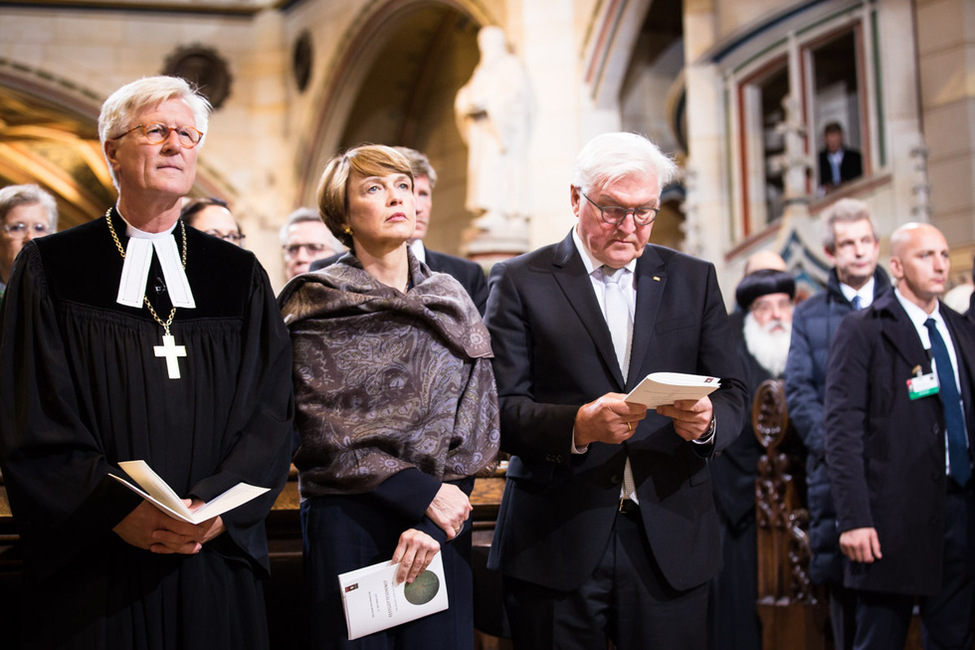 Bundespräsident Frank-Walter Steinmeier und Elke Büdenbender neben dem EKD-Vorsitzenden Heinrich Bedford-Strohm beim Festgottesdienst zum Abschluss des Reformationsjubiläums in der Evangelischen Schlosskirche Lutherstadt Wittenberg