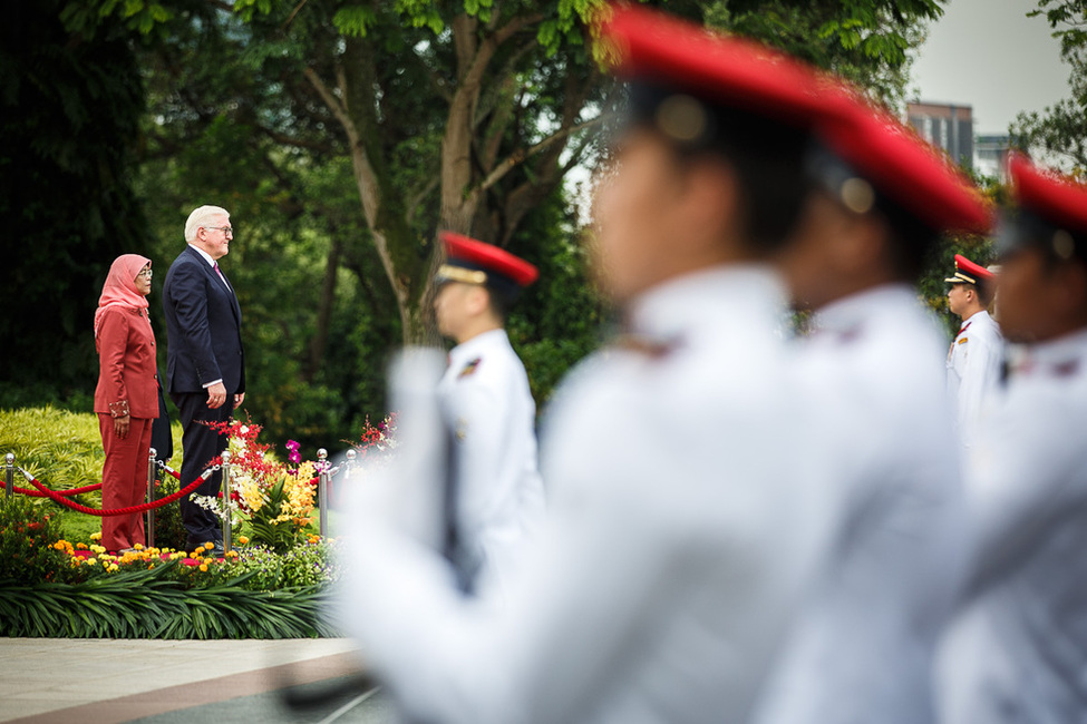 Bundespräsident Frank-Walter Steinmeier wird durch die Staatspräsidentin Halimah Yacob im Präsidentenpalast Istana anlässlich seines Staatsbesuchs in der Republik Singapur mit militärischen Ehren begrüßt 