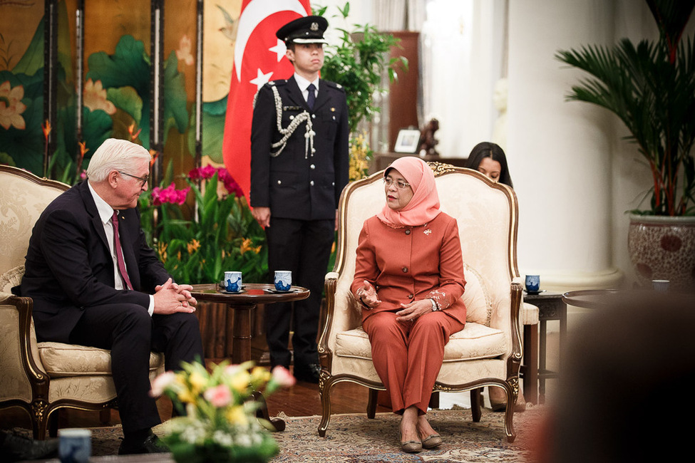 Bundespräsident Frank-Walter Steinmeier im Gespräch mit der Staatspräsidentin Halimah Yacob im Präsidentenpalast Istana anlässlich seines Staatsbesuchs in der Republik Singapur 