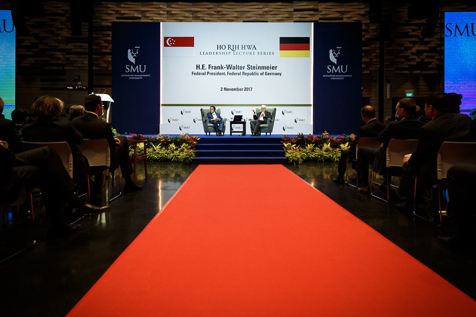Bundespräsident Frank-Walter Steinmeier beantwortet Fragen von Studierenden der Singapore Management University auf der Bühne nach seiner Rede anlässlich seines Staatsbesuchs in der Republik Singapur 