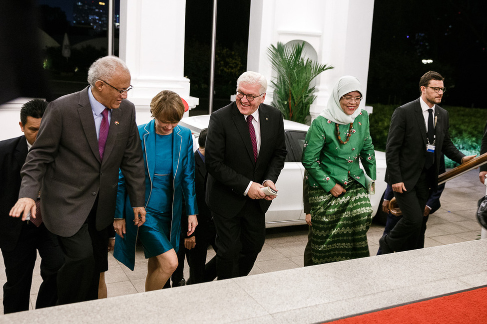 Bundespräsident Frank-Walter Steinmeier und Elke Büdenbender werden durch Staatspräsidentin Halimah Yacob und ihrem Ehemann im Präsidentenpalast anlässlich des Staatsbanketts begrüßt 