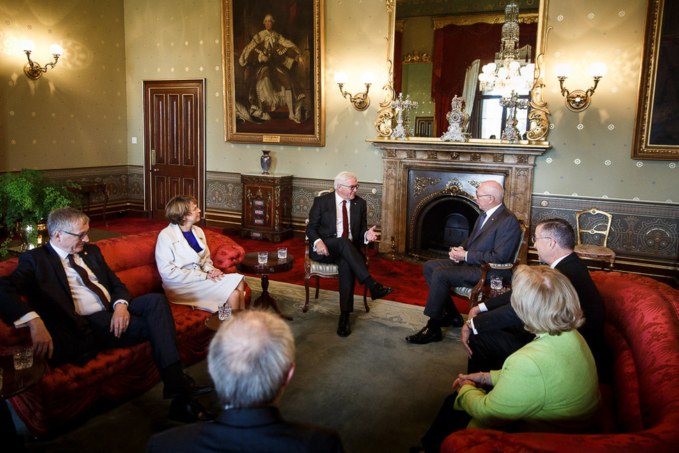 Bundespräsident Frank-Walter Steinmeier und Elke Büdenbender im Gespräch mit dem Gouverneur von New South Wales, General a. D. David John Hurley, im Government House in Sydney anlässlich des Staatsbesuchs in Australien