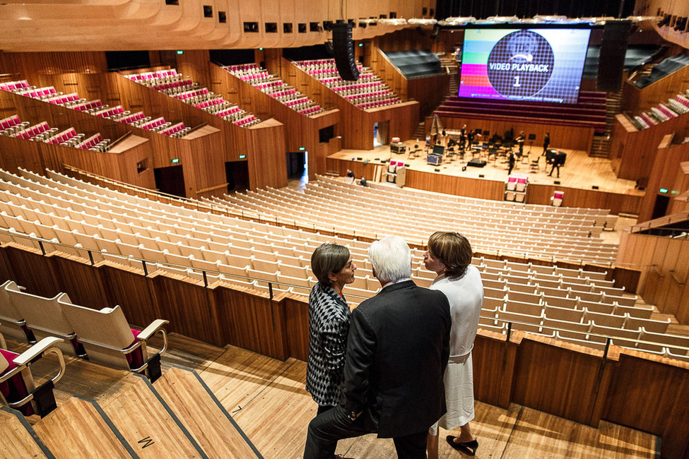 Bundespräsident Frank-Walter Steinmeier und Elke Büdenbender beim Rundgang durch das Sydney Opera House mit der Geschäftsführerin Louise Herron anlässlich des Staatsbesuchs in Australien