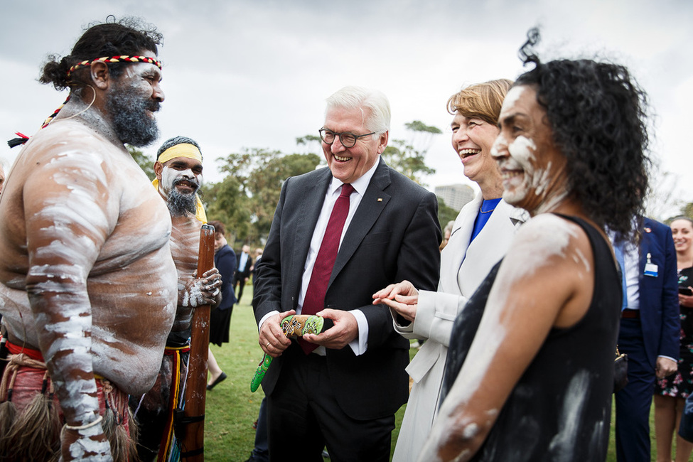 Bundespräsident Frank-Walter Steinmeier und Elke Büdenbender bei einer traditionellen Begrüßung durch die indigene Bevölkerung der Barangaroo-Region mit anschließender Baumpflanzung anlässlich des Staatsbesuchs in Australien