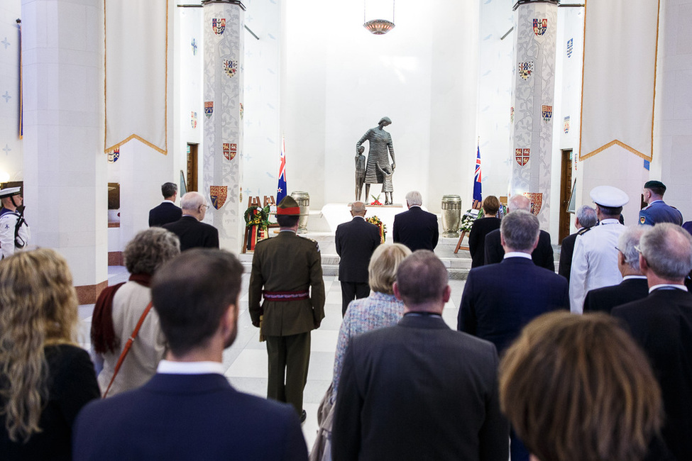 Bundespräsident Frank-Walter Steinmeier legt einen Kranz an der Nationalen Kriegsgedenkstätte Pukeahu in Wellington anlässlich des Staatsbesuchs in Neuseeland nieder