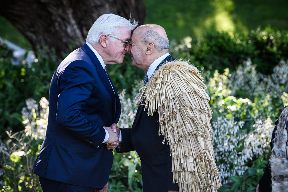 Bundespräsident Frank-Walter Steinmeier bei einer Maori-Willkommenszeremonie (Pōwhiri) mit Sir David Gascoigne im Government House in Wellington anlässlich des Staatsbesuchs in Neuseeland