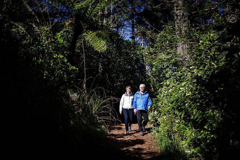 Bundespräsident Frank-Walter Steinmeier und Elke Büdenbender wandern durch das Naturschutzgebiet Zealandia in Wellington anlässlich des Staatsbesuchs in Neuseeland