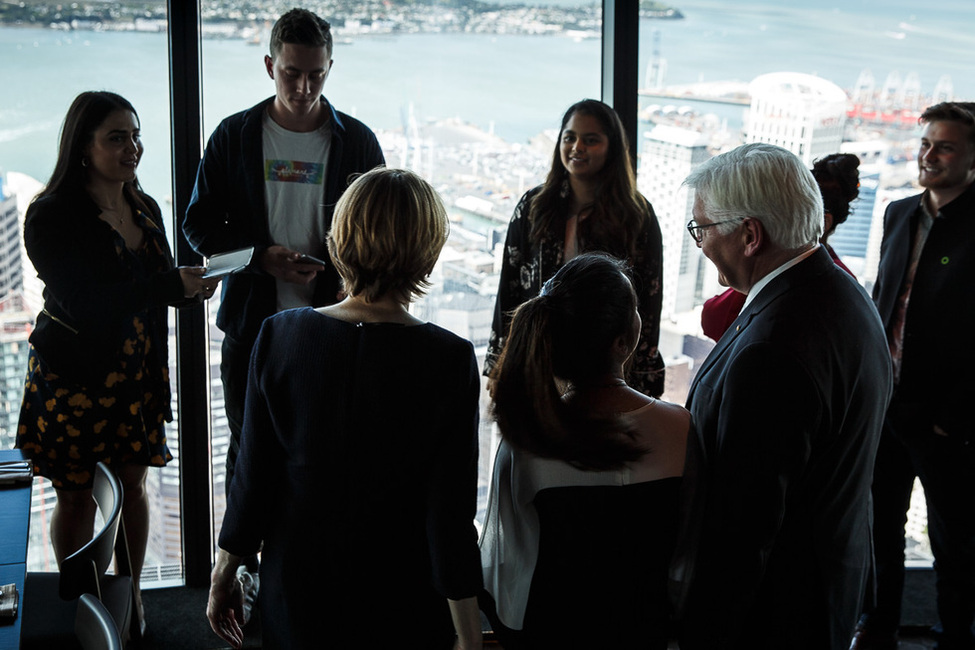 Bundespräsident Frank-Walter Steinmeier und Elke Büdenbender bei der Begegnung mit jungen Vertretern der neuseeländischen Zivilgesellschaft in Auckland anlässlich des Staatsbesuchs in Neuseeland