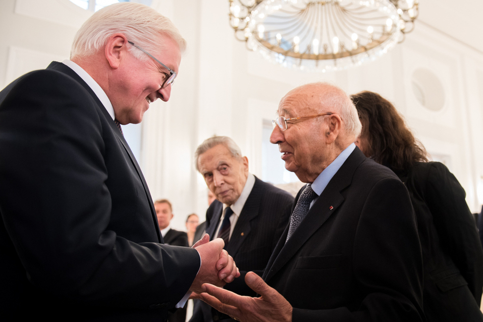 Bundespräsident Frank-Walter Steinmeier bei der Begegnung mit dem Auschwitz-Überlebenden Raphaël Esrail im Großen Saal von Schloss Bellevue anlässlich des Gesprächs mit dem Präsidium des Internationalen Auschwitz Komitees (IAK) 