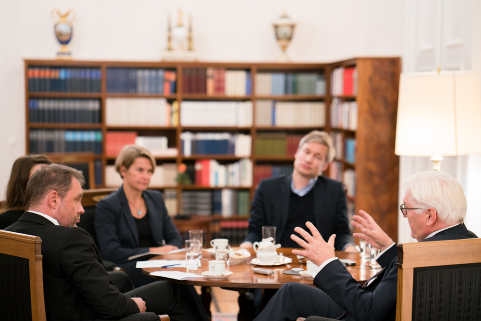 Bundespräsident Frank-Walter Steinmeier im Gespräch mit Peter Huth, Claudia Kade und Ulf Poschardt von der Welt am Sonntag im Amtszimmer von Schloss Bellevue