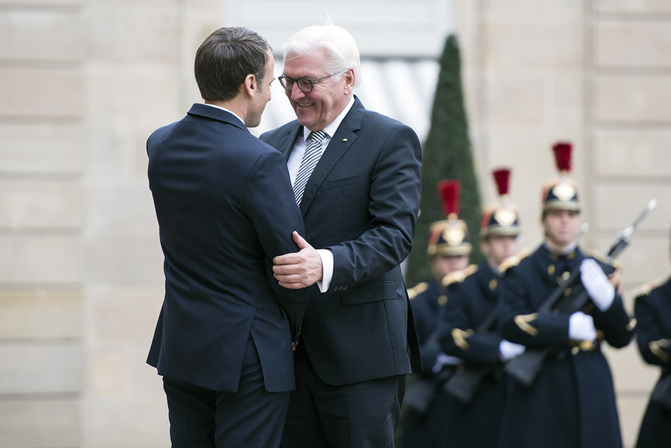 Bundespräsident Frank-Walter Steinmeier wird durch den Präsidenten der Französischen Republik, Emmanuel Macron, im Elysée Palast mit militärischen Ehren begrüßt anlässlich seiner Reise nach Paris und Hartmannsweilerkopf
