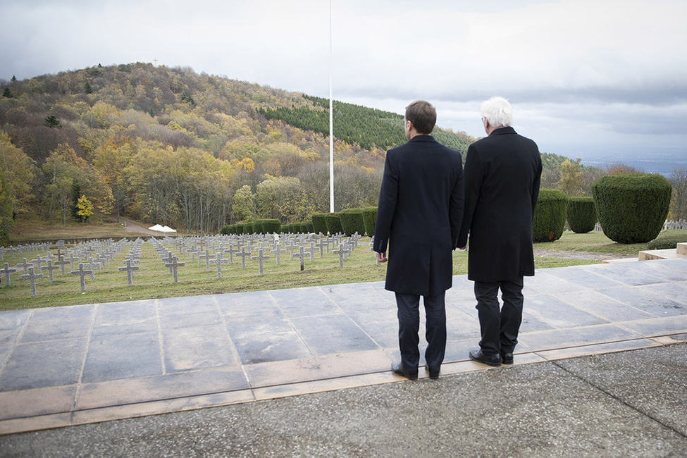 Bundespräsident Frank-Walter Steinmeier beim stillen Gedenken vor dem Friedhof mit dem Präsidenten der Französischen Republik, Emmanuel Macron, in Wattweiler anlässlich seiner Reise nach Paris und zum Hartmannsweilerkopf