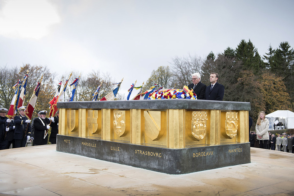 Bundespräsident Frank-Walter Steinmeier bei der gemeinsamen Kranzniederlegung mit dem Präsidenten der Französischen Republik, Emmanuel Macron, bei der Gedenkzeremonie in Wattweiler anlässlich seiner Reise nach Paris und zum Hartmannsweilerkopf