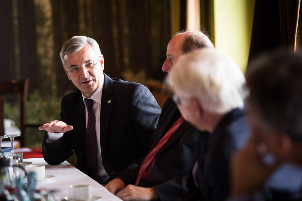 Bundespräsident Frank-Walter Steinmeier beim Arbeitsgespräch zum Themenkomplex 'Perspektiven im ländlichen Raum'  mit den sächsischen Landräten im Fichtelberghaus in Oberwiesenthal anlässlich des Antrittsbesuchs in Sachsen 