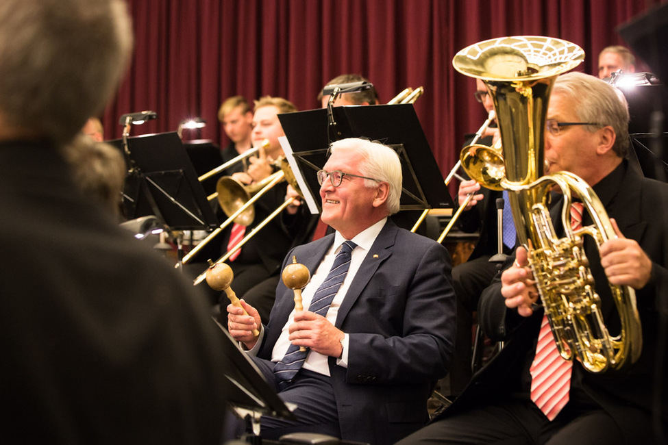 Bundespräsident Frank-Walter Steinmeier bei der Begegnung mit Orchestermusikern während des Besuchs der Deutschen Bläserakademie in Bad Lausick anlässlich des Antrittsbesuchs in Sachsen 