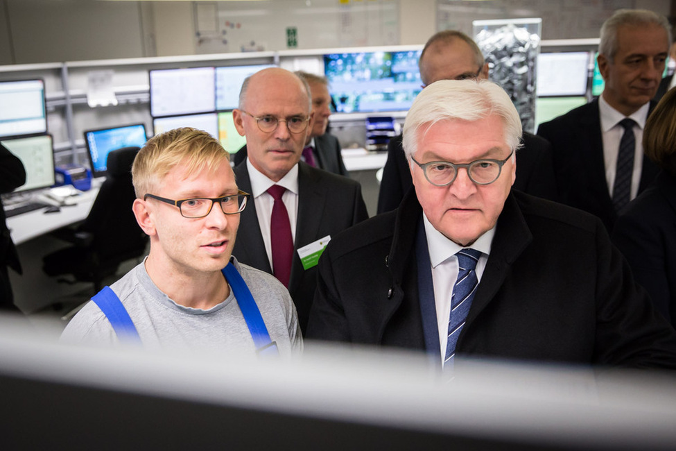 Bundespräsident Frank-Walter Steinmeier beim Austausch mit Mitarbeiterinnen und Mitarbeitern während des Besuchs der Wacker Chemie AG in Nünchritz anlässlich des Antrittsbesuchs in Sachsen 