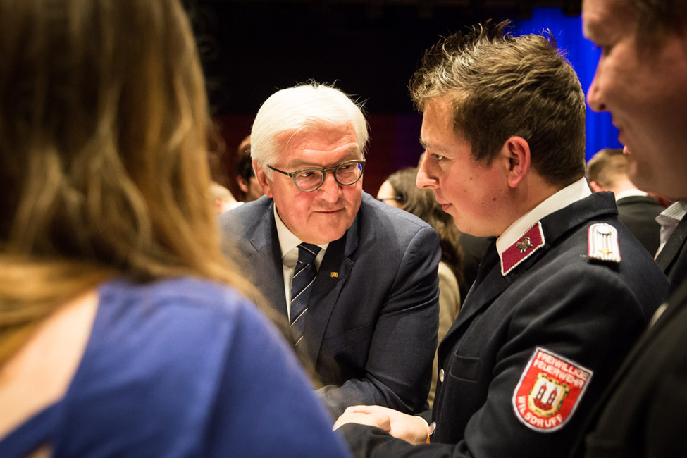 Bundespräsident Frank-Walter Steinmeier beim  Austausch mit einem Mitglied der Freiweilligen Feuerwehr bei einem Empfang für Ehrenamtliche im Kulturschloss Großenhain anlässlich des Antrittsbesuchs in Sachsen 