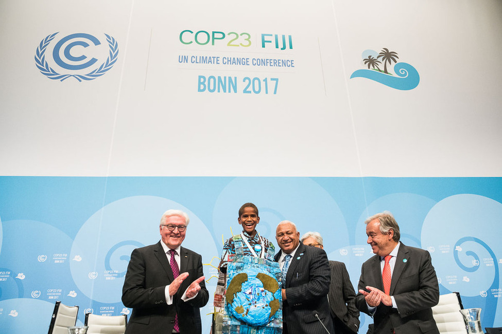 Bundespräsident Frank-Walter Steinmeier bei der Eröffnung des Plenums der 23. Weltklimaschutzkonferenz – COP 23 mit dem Premierminister der Republik Fidschi, Frank Bainimarama, und dem Generalsekretär der Vereinten Nationen, António Guterres, in Bonn 