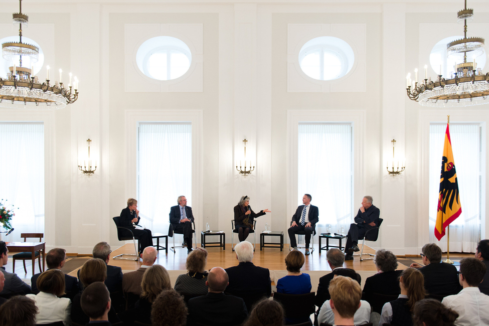 Bundespräsident Frank-Walter Steinmeier und Elke Büdenbender lauschen der Podiumsdiskussion mit Heinz-Elmar Tenorth, Lorraine Daston, Cord-Friedrich Berghahn und Manfred Geier bei der Matinee 'Wilhelm von Humboldt – ein moderner Zeitgenosse'